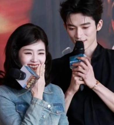 2月6日，《唐宫奇案》主演白鹿、王星越等参与直播。直播中，白鹿让王星越现场演绎两