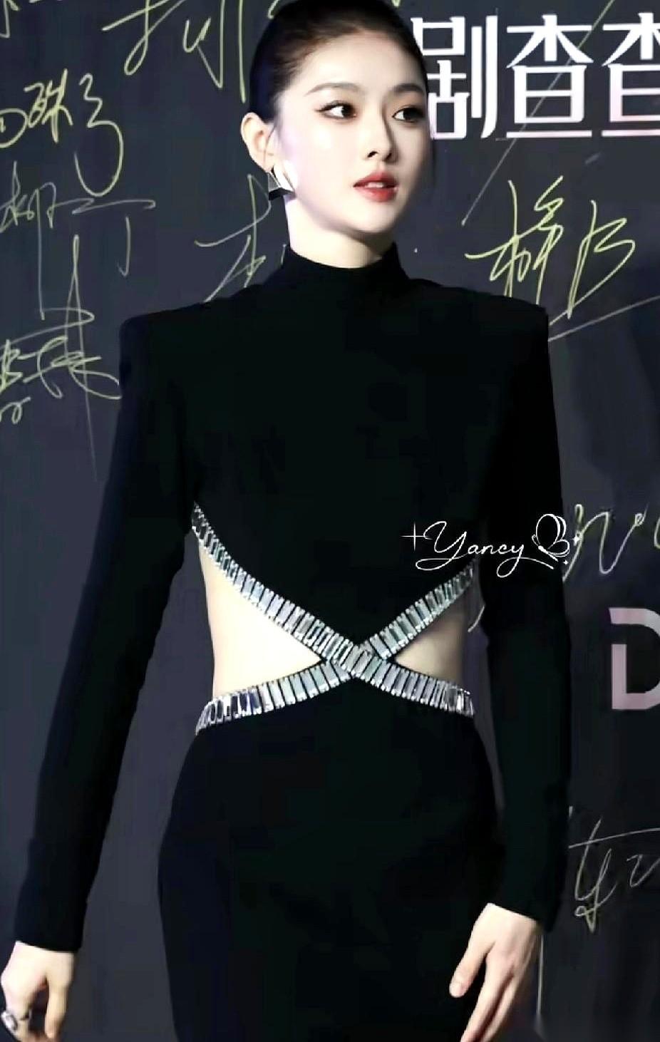 我算是看明白了，短剧演员这个东西，就是个“氛围感”产物。剧里磨皮开到最大，打光