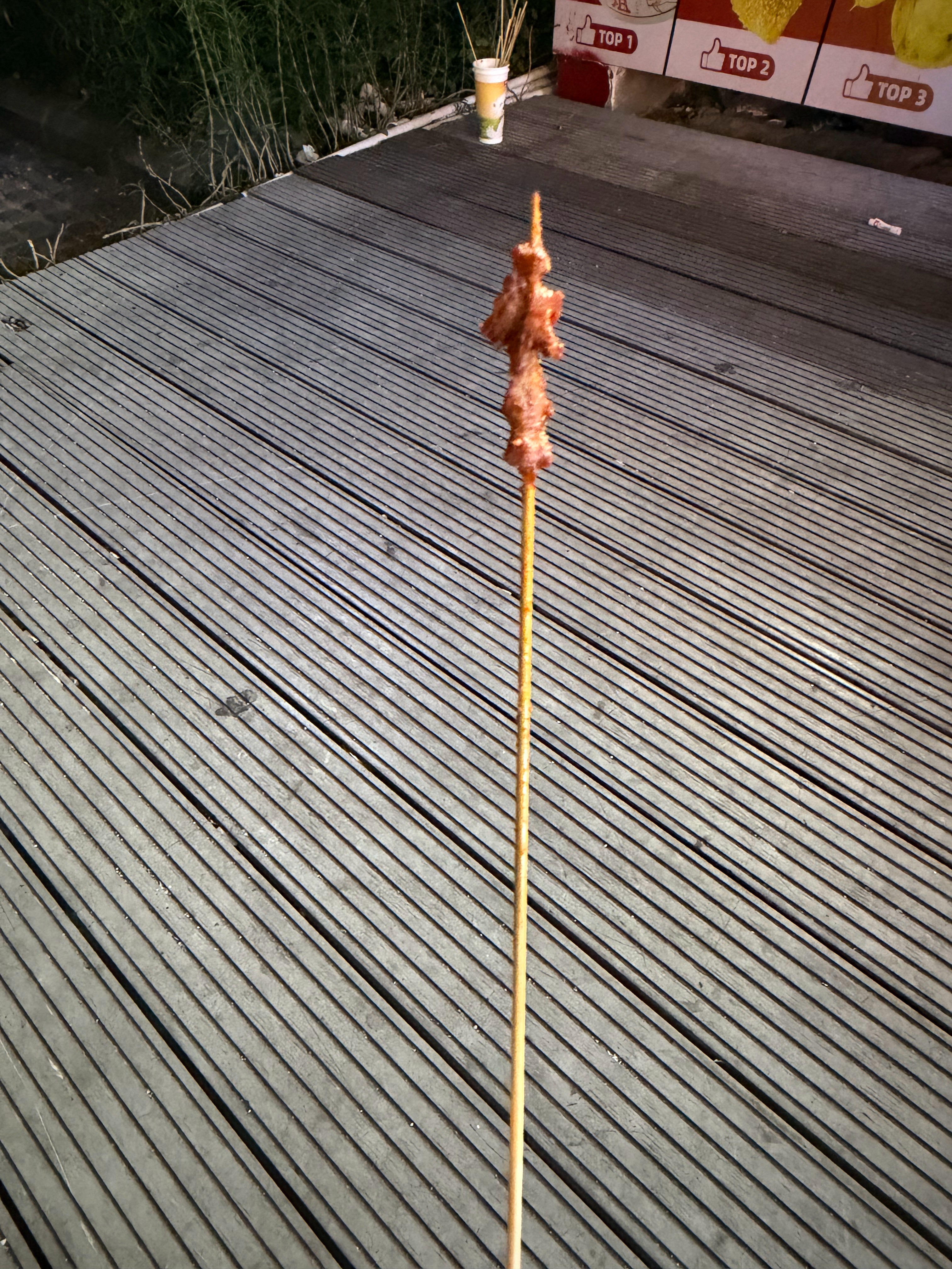 吃个串,我感觉,这签子的成本比肉成本高