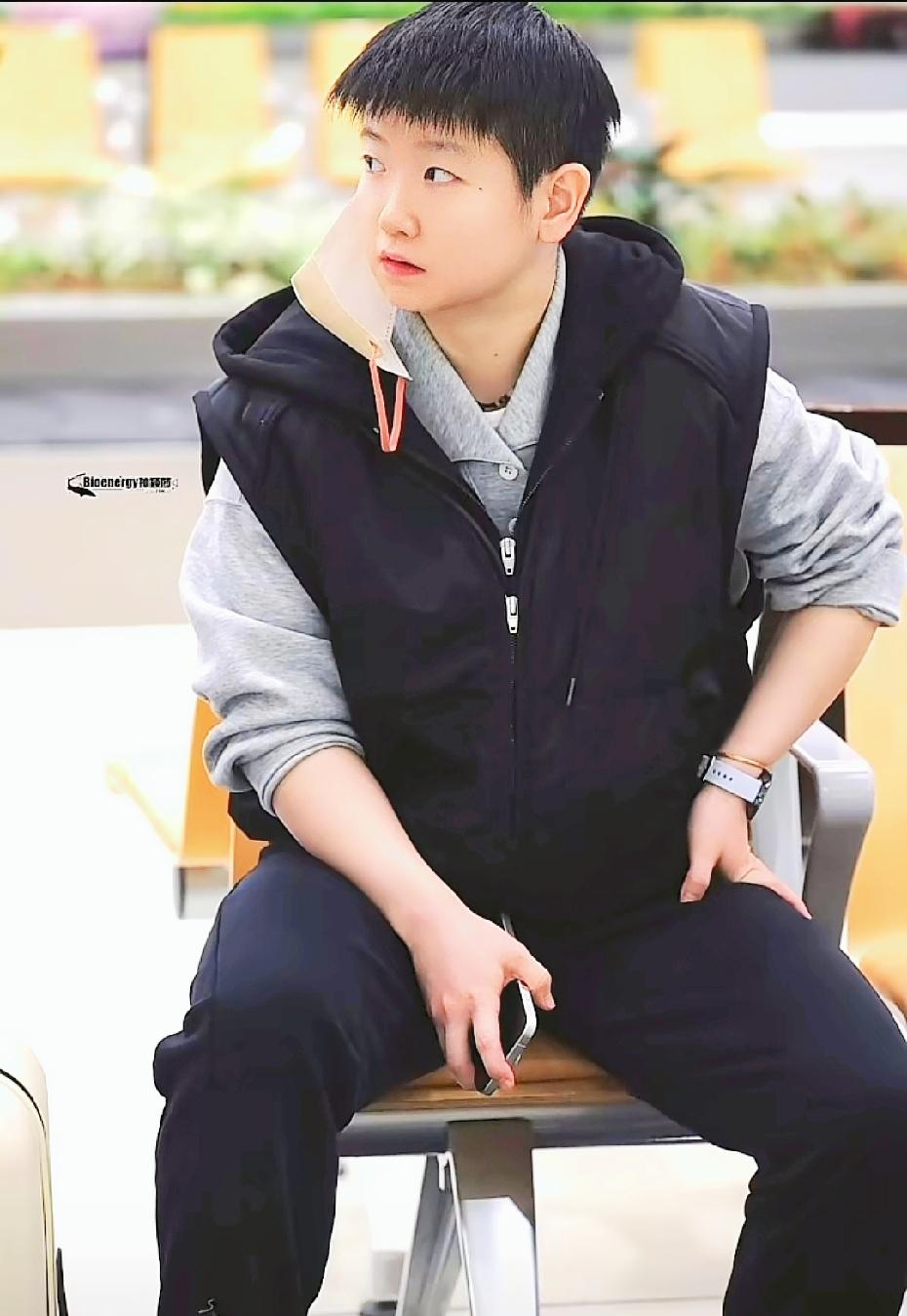 一边是一群人围在一起，镜头切换，另一边小莎独自坐再小凳子上！看到这样的场景你会作