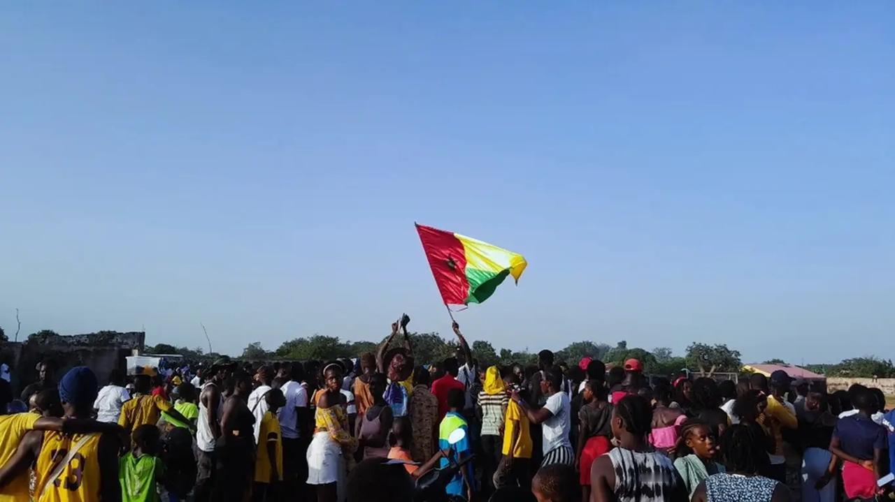 几内亚比绍发生军事政变，总统被逮捕。几内亚比绍发生了军事政变。一群将军宣称已完