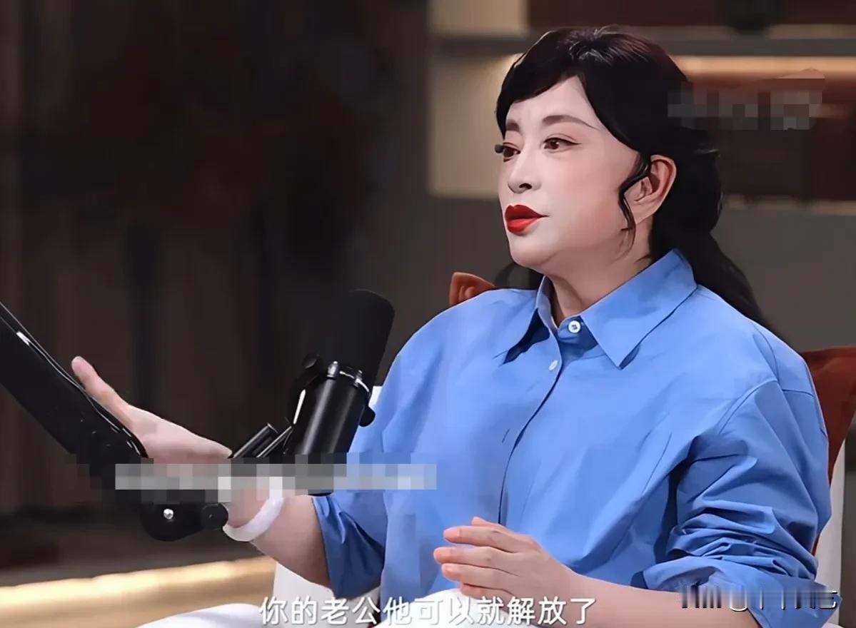 就刘晓庆的穿衣风格。越来越像京剧行当中的“老旦”。