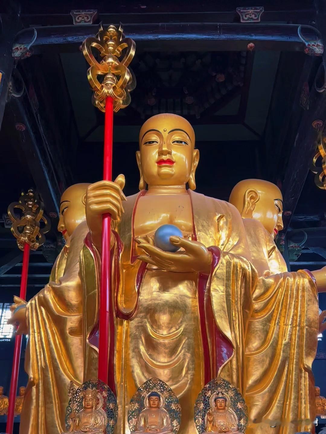 九华山地藏王菩萨锡杖在手，明珠在怀。他看遍了世间所有的苦，却依然愿意为你托