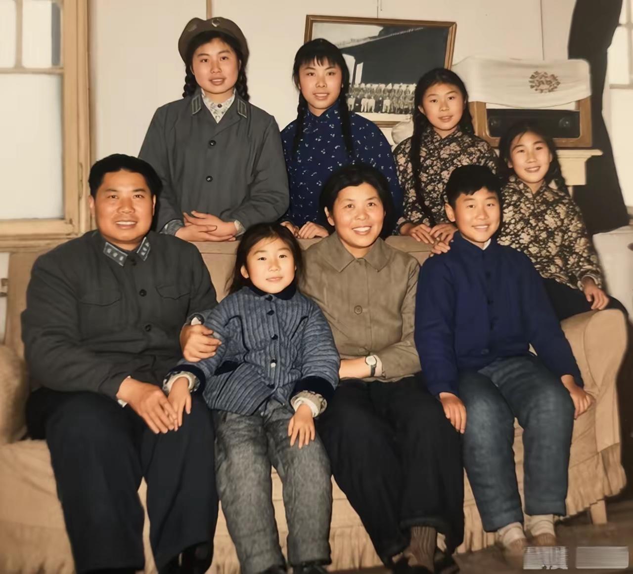 1963年，杨得志与家人的合影，五女一子家庭美满，难得一见，无比珍贵