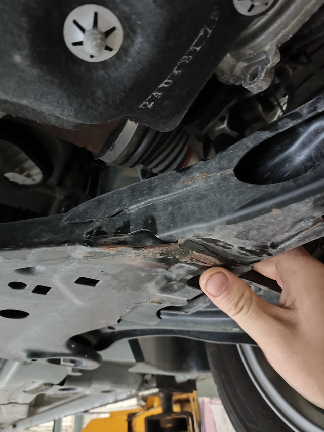 提车一年底盘锈蚀严重刚一年的车，底盘多处锈蚀，元宝梁也有一处锈迹。和4儿子店联