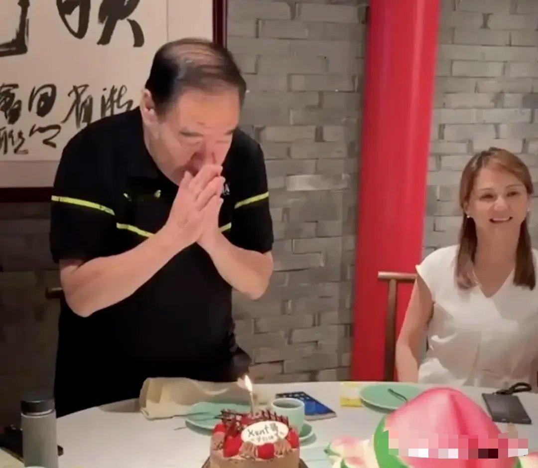 5月24日，香港资深演员郑则仕迎来74岁生日。这位被观众亲切称为