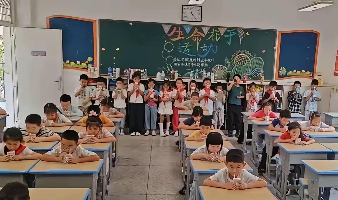 武汉一所小学发生的荒唐事，本质上就是一场利用集体场景完成的软性裹挟。教育部