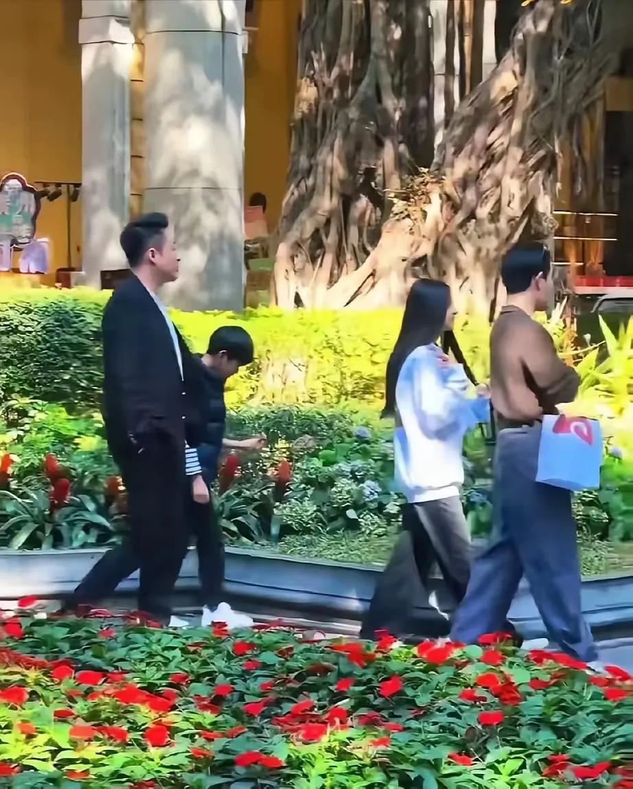 小玥玥在妈妈下葬时徐家就没通知两个孩子送妈妈最后一程现在，一周年祭日更是没有