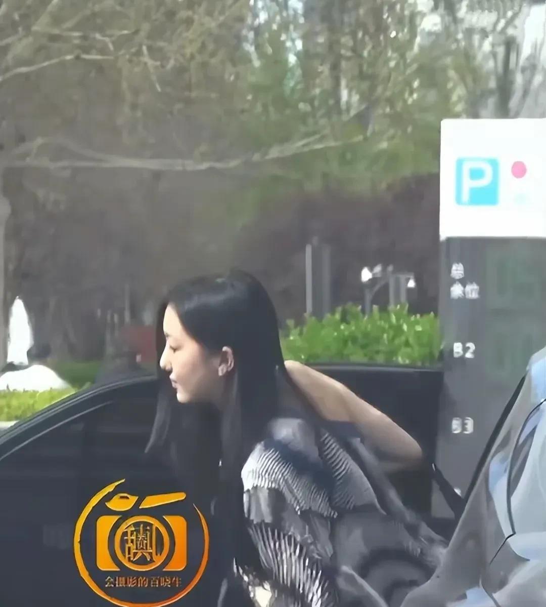 王菲女儿李嫣罕见露面！19岁的李嫣，独自开车约朋友在北京某商场购物。都说女大十
