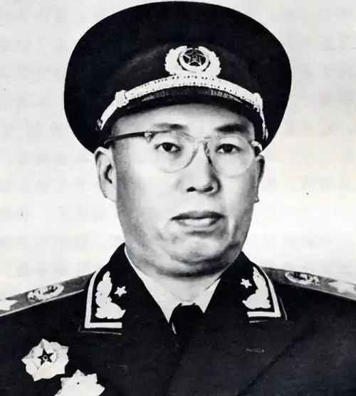 1941年，突围路上，突遇伪军拦路，罗荣桓一挥手，侦察员拔枪喝问："哪一部分的？