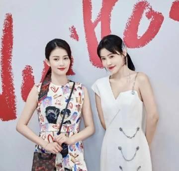 白鹿和网红合照，网红状态似乎比白鹿好不少。是妆容、气质还是其他方面原因？