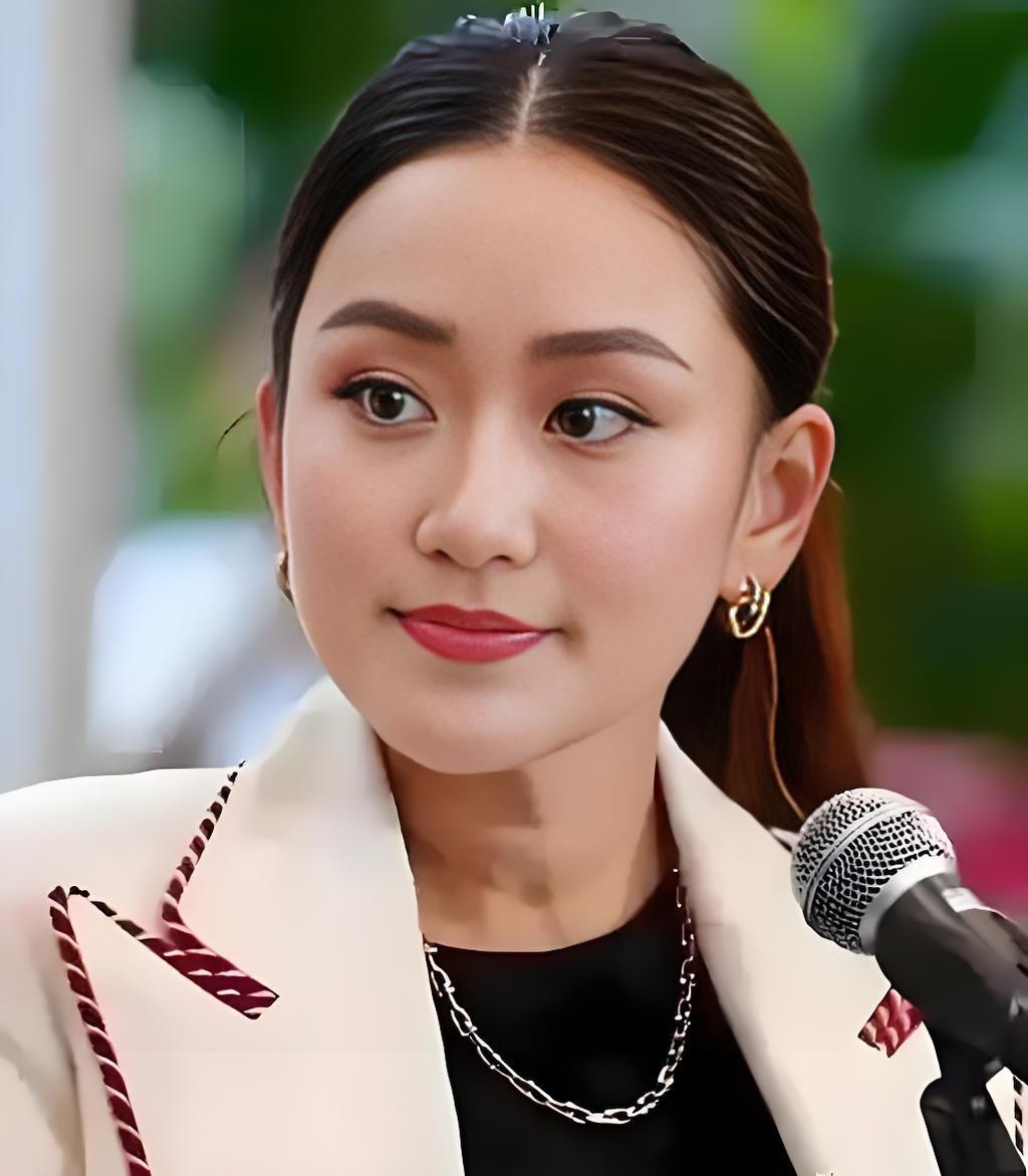 佩通坦越来越成熟了，知道祸从口出。泰国前总理、为泰党党首佩通坦这次去探望了他