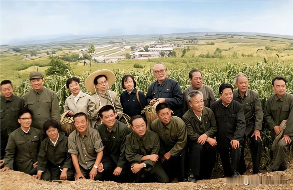 1976年，电影《山花》剧组主创人员与大人物合影留念。影片讲述了农村姑娘山花（谢