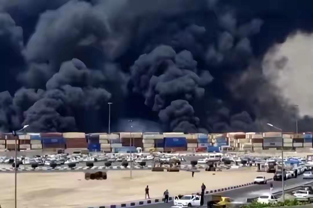 炸了，伊朗真的动手了。当地时间7月14日，伊朗伊斯兰革命卫队在霍尔木兹海峡直接