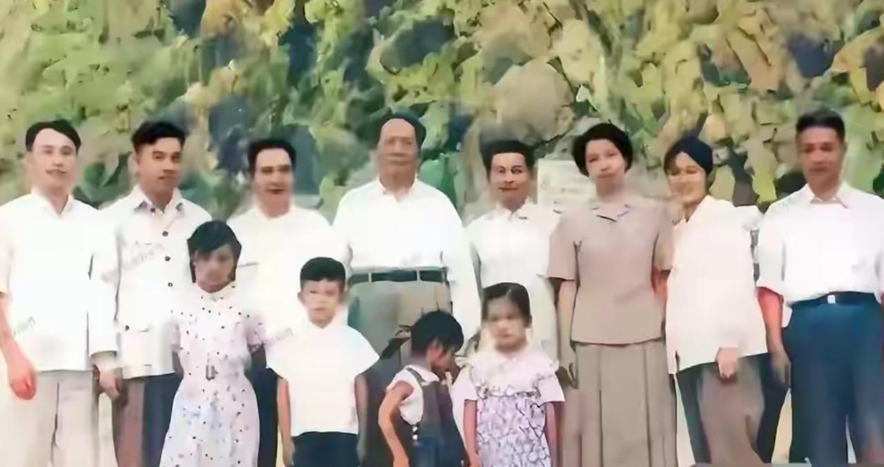 毛主席最全的一张全家福，都是真人的容貌，大家都来看看吧，一起收藏起来吧。毛