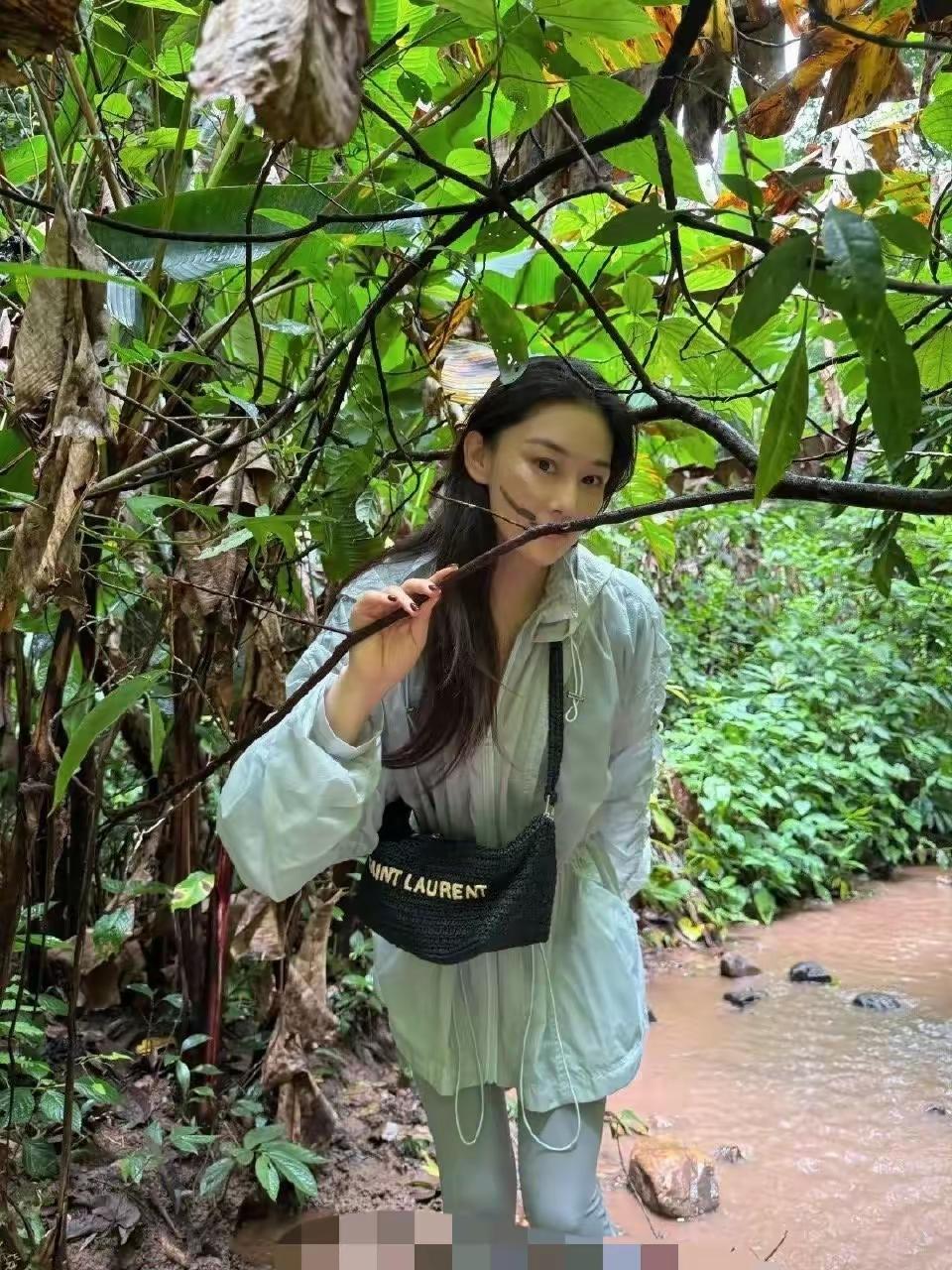 张馨予与丈夫何捷近日晒出户外合影，淡妆出镜的她依旧美丽，何捷身材健硕、气质俊朗，