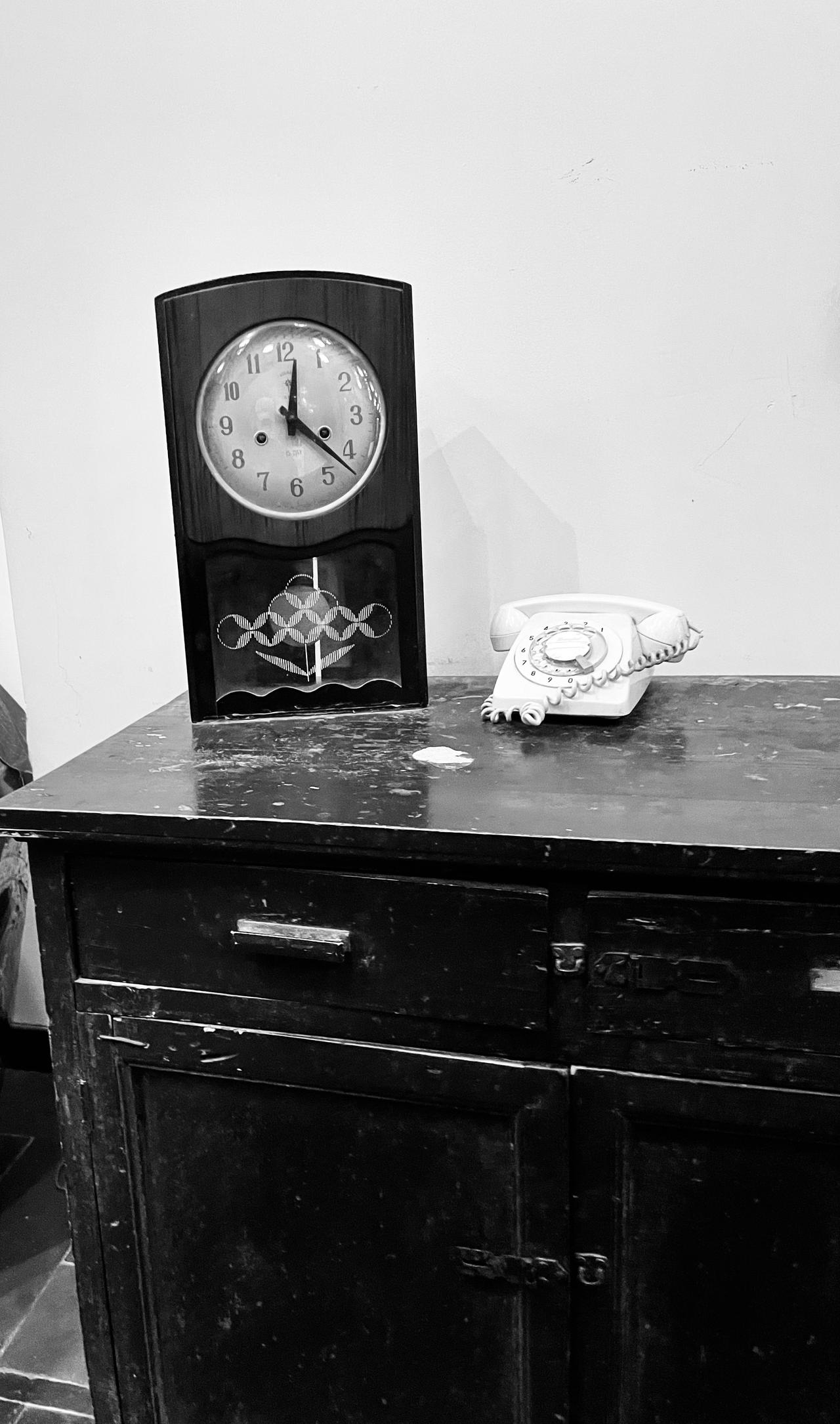 ~科长的伤病~ 吴科长媳妇和老闺蜜逛街，走着走着，老闺蜜说，还是你家大哥体面