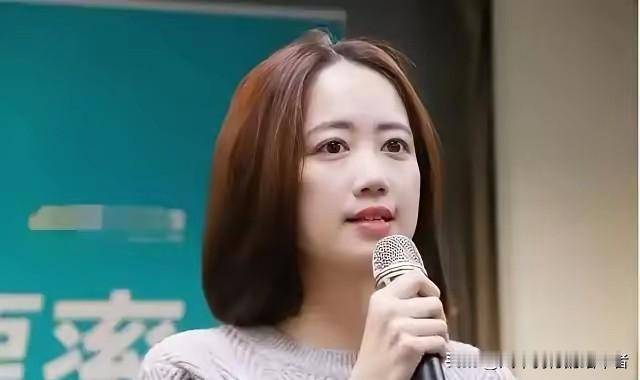 国民党和民进党这边的发言人又吵起来了！这次是因为一场纪念先烈的追思会，现场