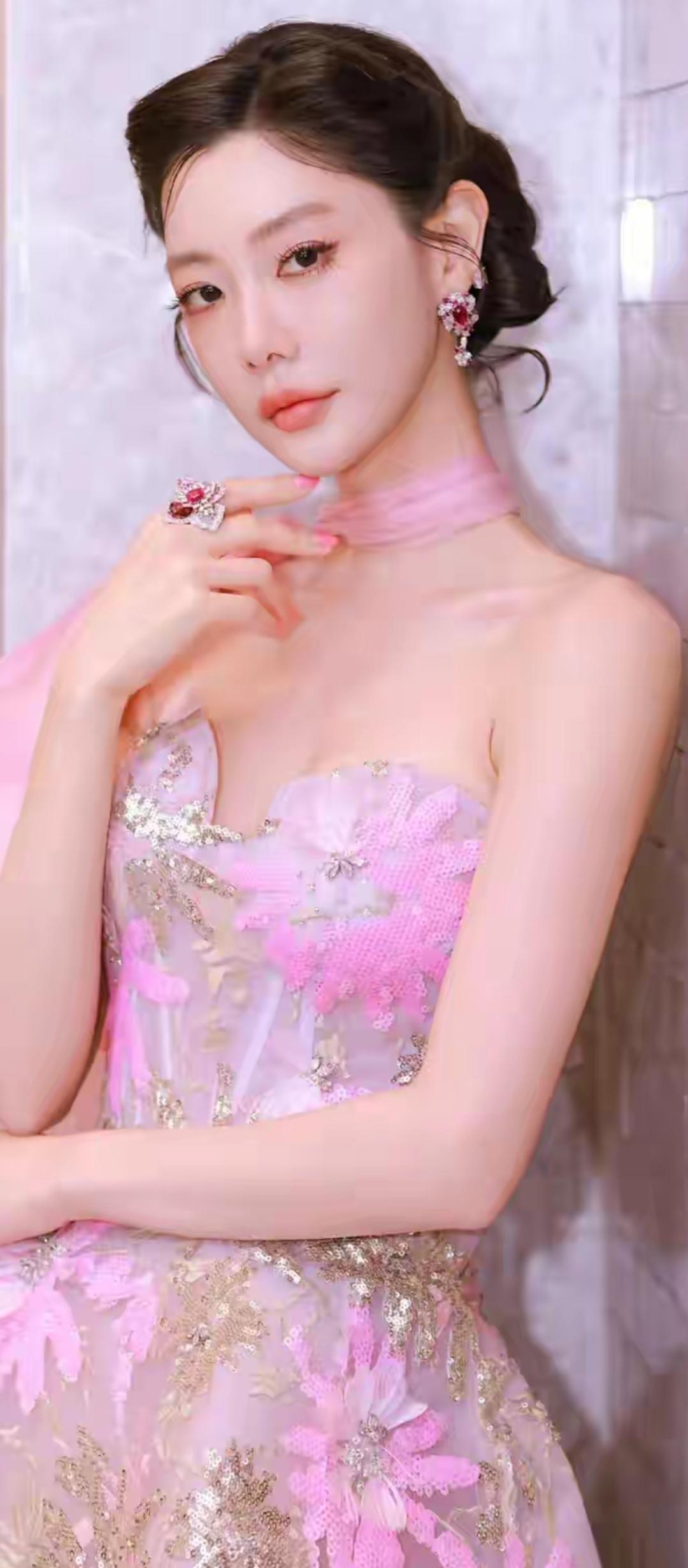 粉衣美人倚，花影映春光。