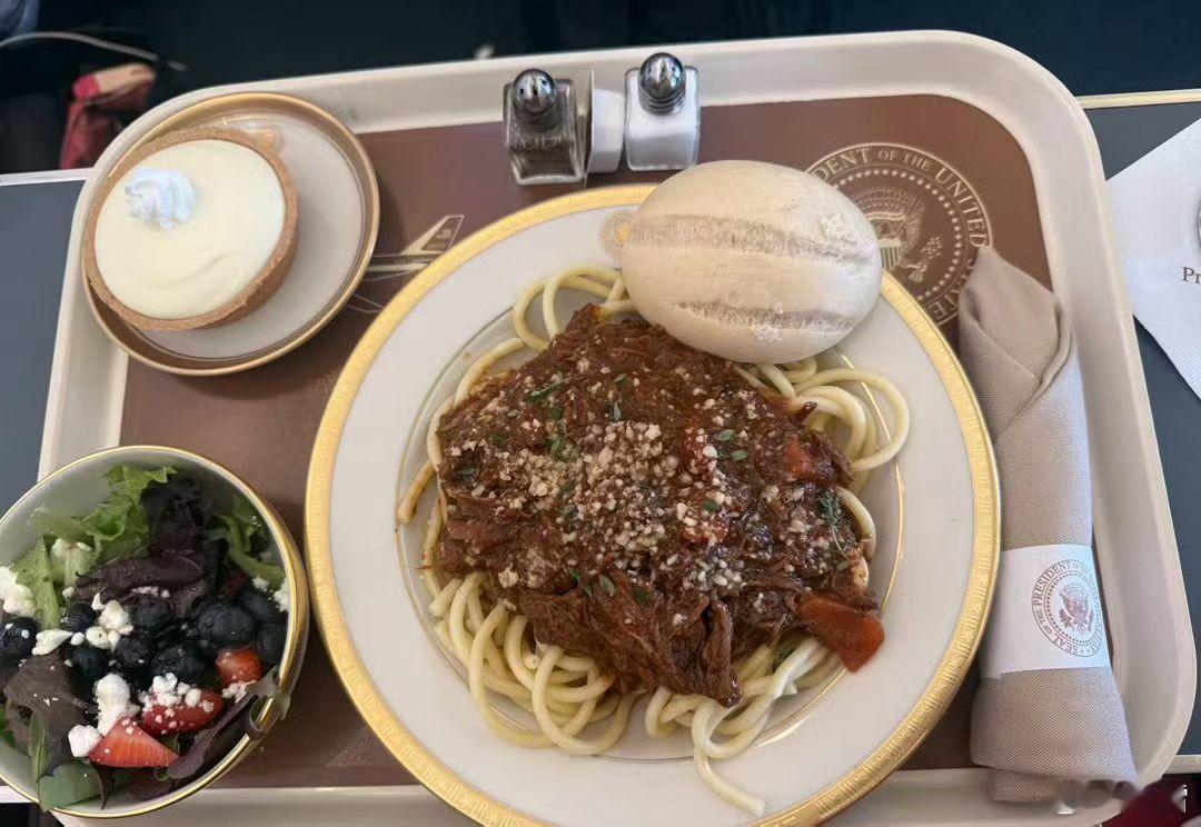 看看🇺🇸美国总统空军一号上的飞机餐。两小时前空军一号已经飞越日本领空，预计1