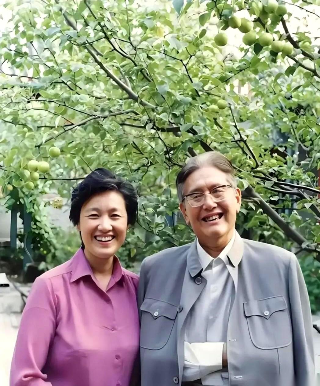 这张照片是1983年拍的。就这一年，照片里的男人，乔冠华，走了。你再回头看这