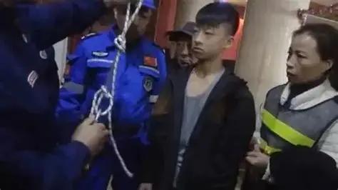 2019年河南15岁少年，谎报年龄，倒挂下井5次失败，网友却纷纷夸他是英雄，他到