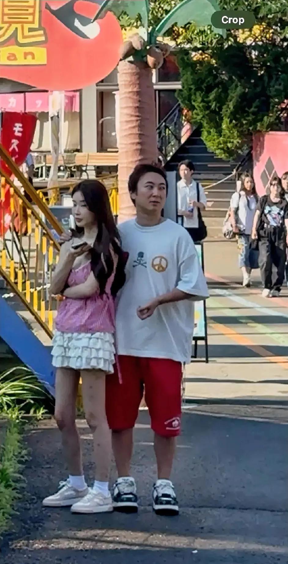 这姑娘腿怎么了？？