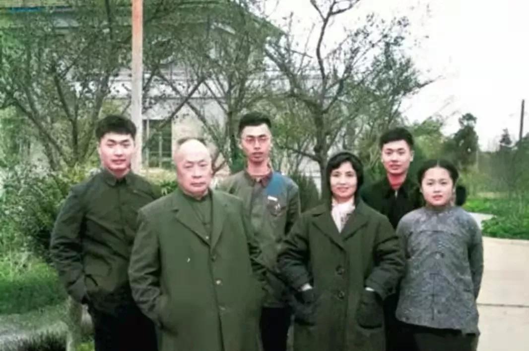 这是1961年，陈毅元帅一家人回四川乐至老家过春节时拍的照片！1961年那会