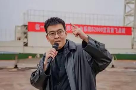 中美交锋之时，中国又出现了位厉害人物！一个学导演的95后小伙，搞成了美国重金攻关