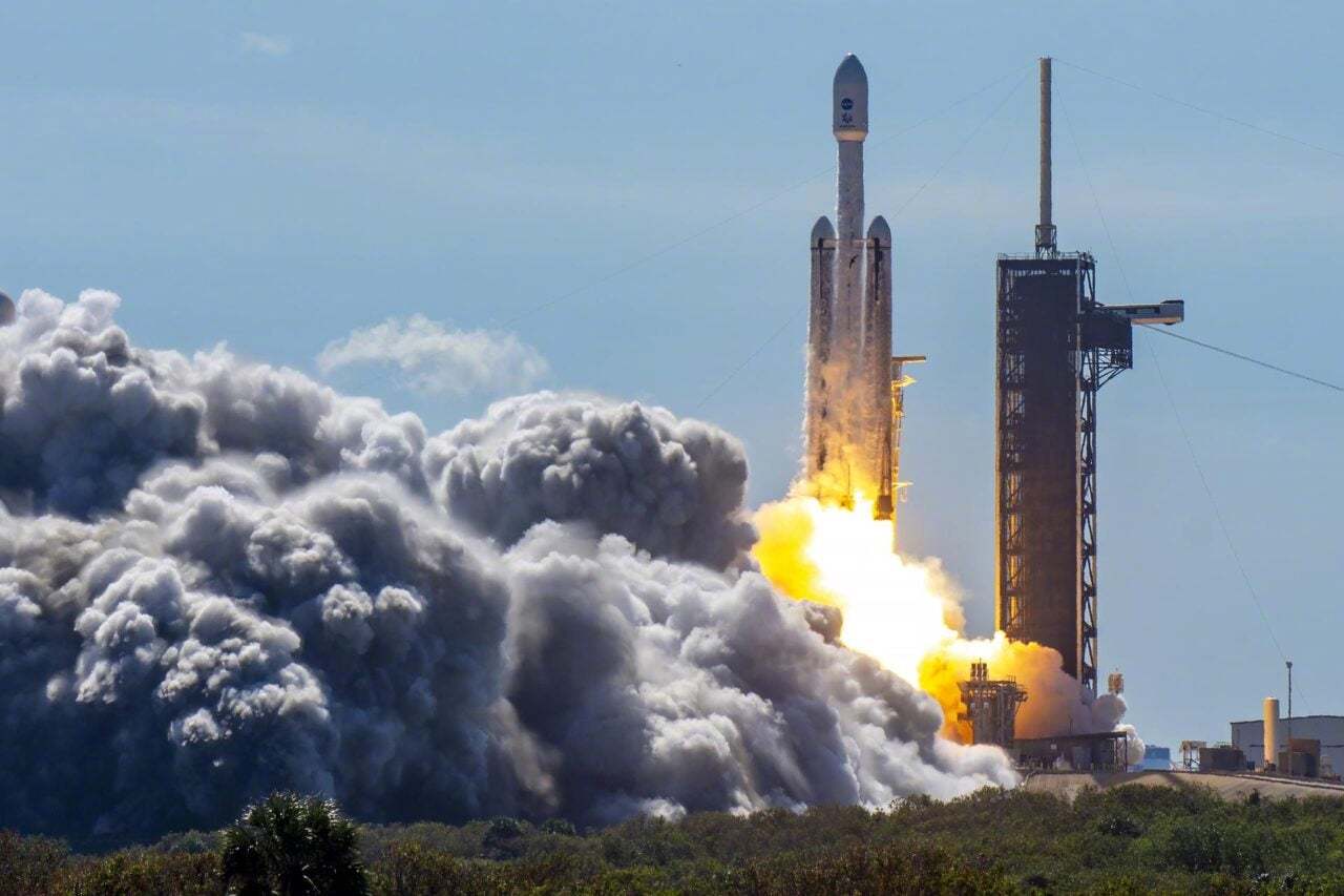 一台造价几十亿美元的着陆器，飞了6年抵达木星的卫星木卫二欧罗巴，稳稳降落在冰面上