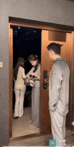 闺蜜找自家老婆出去玩，老婆刚走出门外，老公呵斥她一声，老婆说“咋滴了”他用手往屋