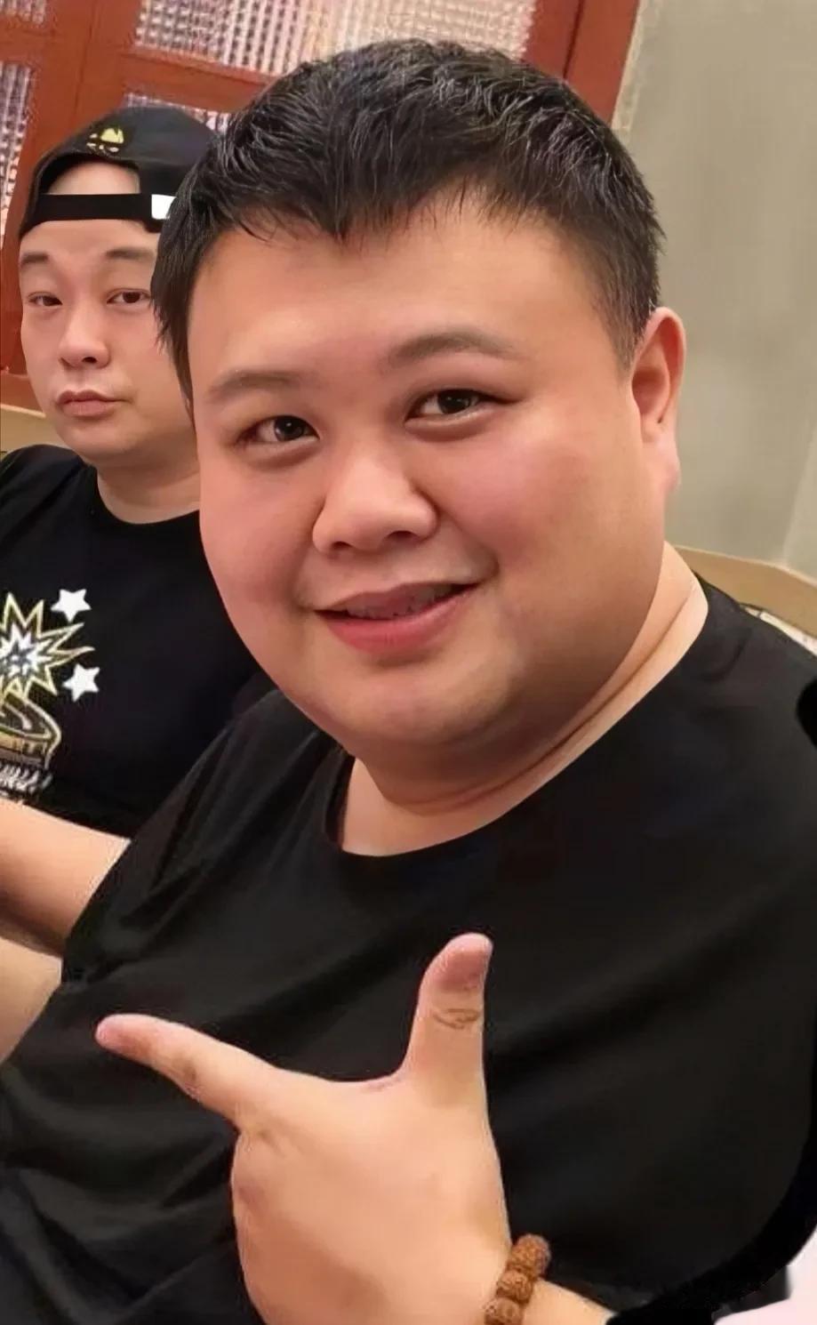 郭德纲拿孙越开涮：孙越啊，你当着大家伙的面，要是能做3个俯卧撑，我就给你100万