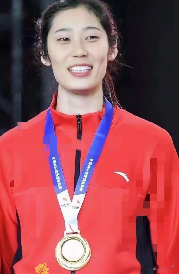 破案了！难怪朱婷赛后拒绝采访，朱婷赛后一路小跑离开，仅举手致歉便匆匆离场，原