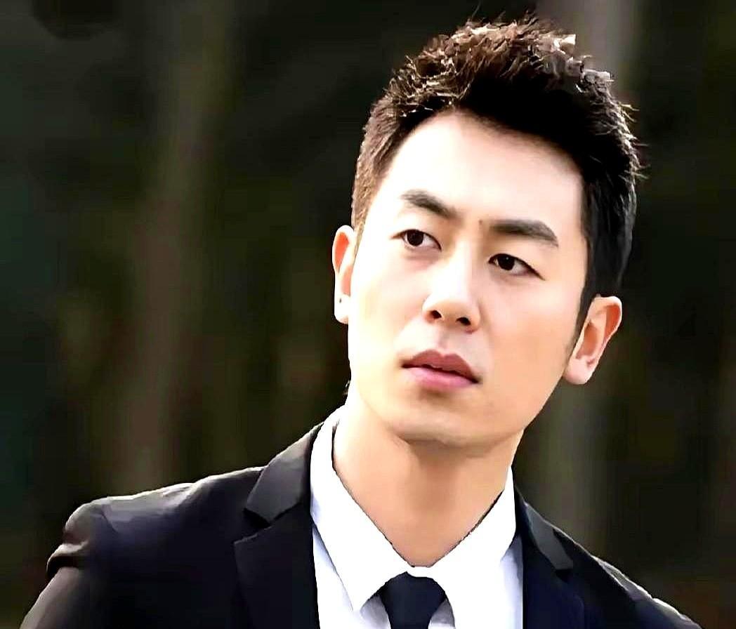 别把试镜太当回事——这话是朱亚文亲口说的。2006年《闯关东》选角，他只是陪女