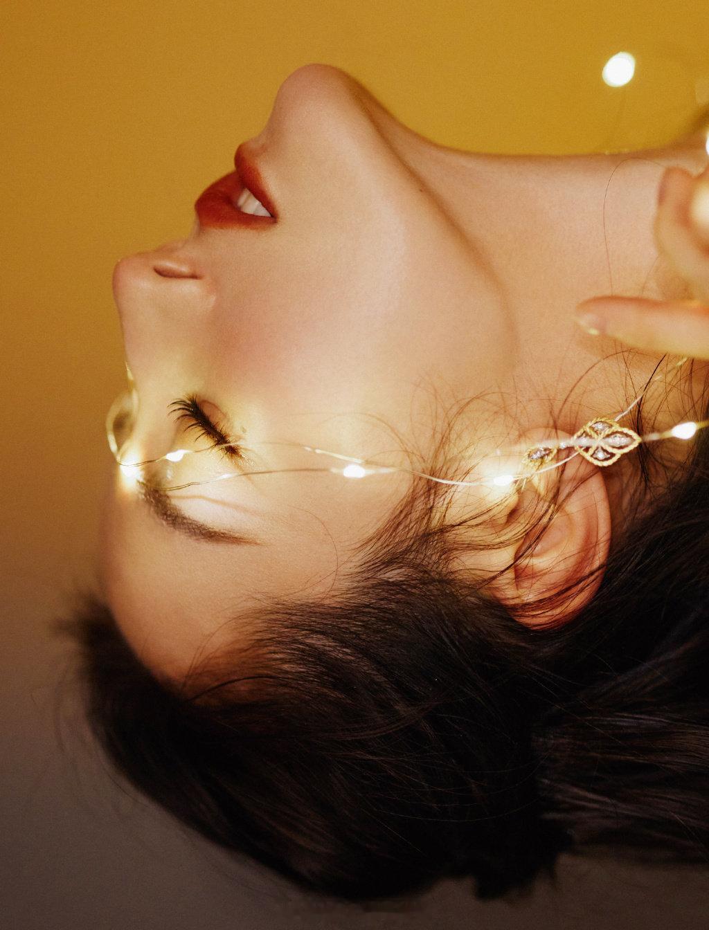 迪丽热巴黄色碎花裙美腿写真