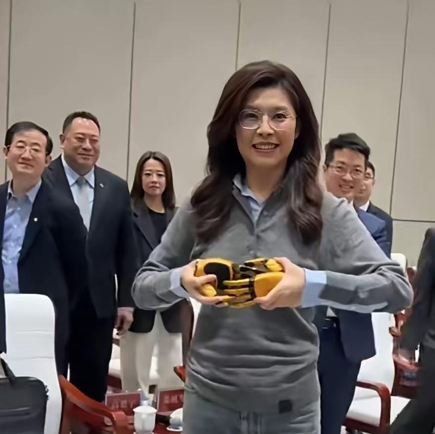 4月11日，郑丽文在北京中关村参观时，老板把售价3999元的机器手送给郑丽文并给