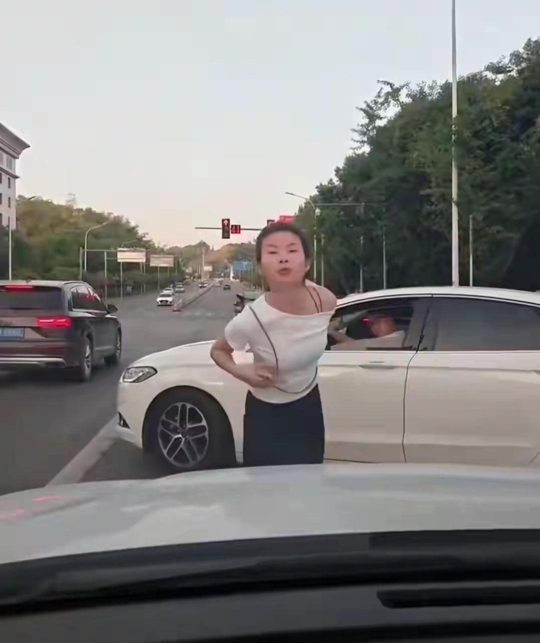 看完重庆拦车加塞女的视频，很多人都和我一样猜测，这名女子身份恐怕不简单。