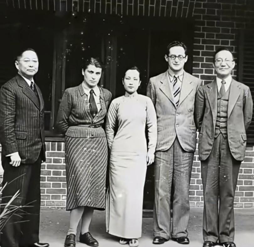 1946年南京，孙科与蓝妮合影，这一年蓝妮34岁。孙科是孙中山先生之子，依托父亲