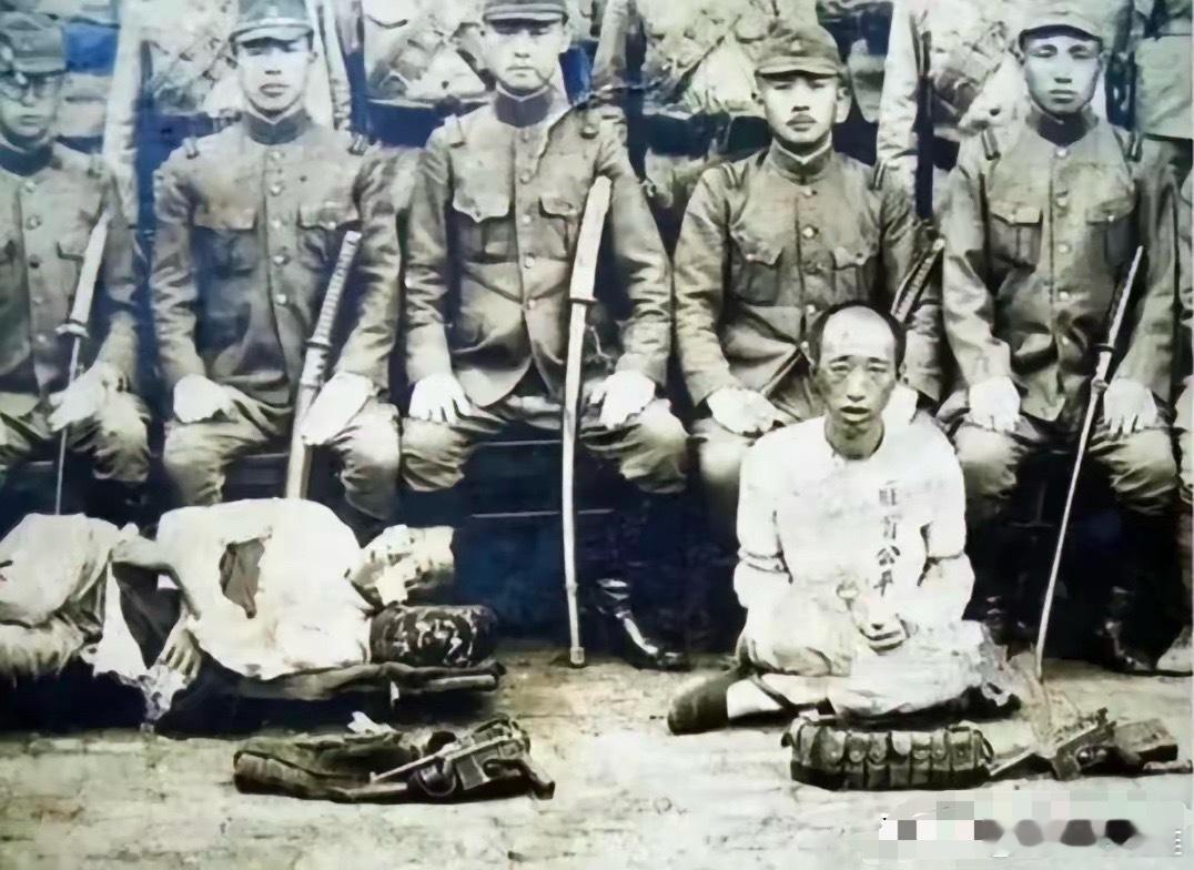 1936年，东北抗联一位英雄被俘，这是他被害前的最后一张照片。注意看他的坐姿——