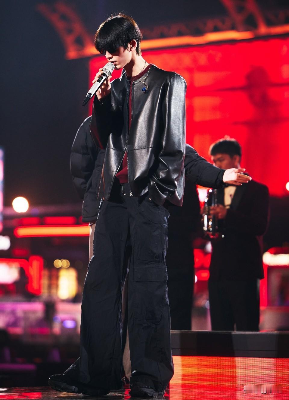 张凌赫✖️湖南卫视跨年晚会彩排造型张凌赫这身跨年彩排造型来咯，黑色宽松皮衣内搭