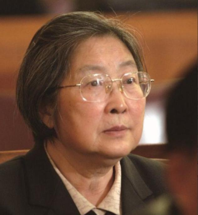 “同志，我能不能进去陪父亲守一夜？”1976年9月11日夜幕降临，北京中