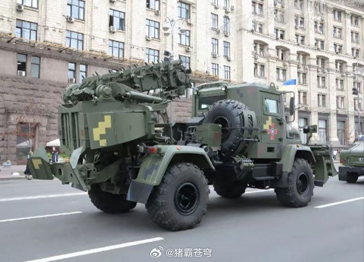 乌克兰PZM-3工程车。该车专为挖掘战壕和射击场而设计，其最大优势在于能够在冻土