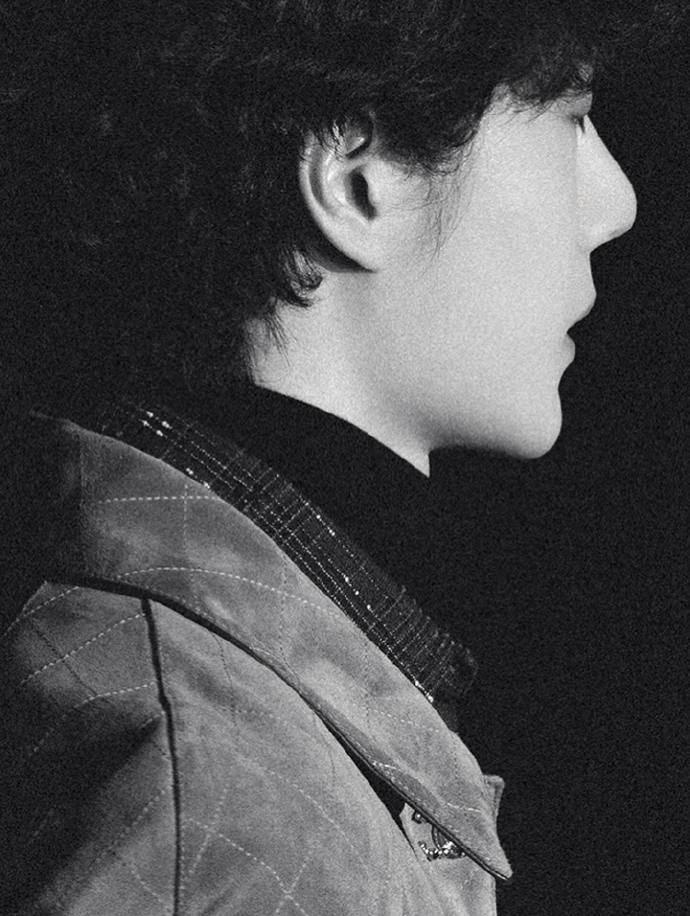 香奈儿大秀摄影师Chenyin镜头下的王一博巴黎时装周时装周