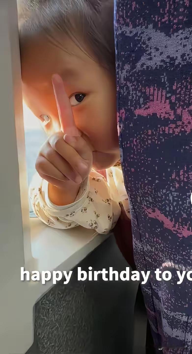 3岁女童火上人民日报！在飞驰的高铁上，坐在前排的3岁女儿突然回过头小声问坐在后排