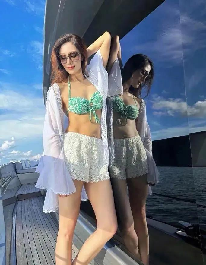 53岁李嘉欣的泳装照一曝光就惊艳众人，这身材这颜值也太绝了！