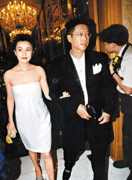 1986年，24岁的许晋亨在吴君如的介绍下，对刘嘉玲一见钟情。可刘嘉玲并未过多理