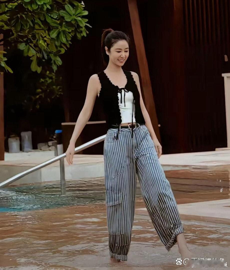 五十的林心如，依旧保有满满的少女元气，容颜状态依旧娇俏动人。