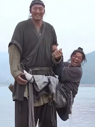 王宝强在片场让出部分片酬给巨人，他深知跑龙套的不易，毕竟他有过那段艰难岁月。王