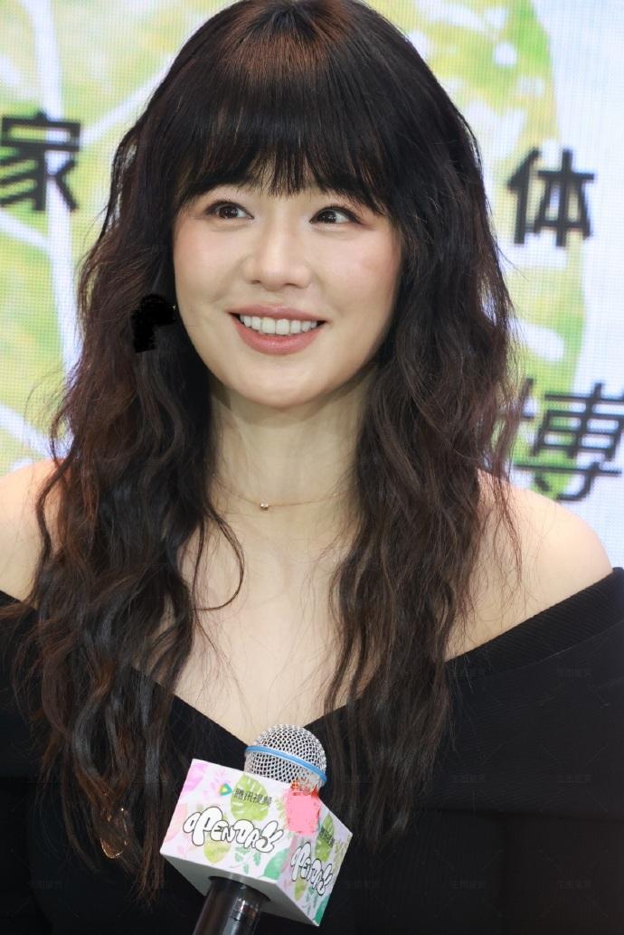 最近马思纯在出席活动的时候搭配的很有潮流之美，看起来也非常的显年轻。她上身穿