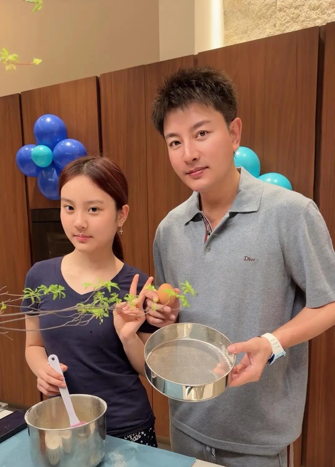 贾乃亮42岁生日把13岁的甜馨接回杭州家中，俩人开心快乐在厨房忙活，温馨画面让人